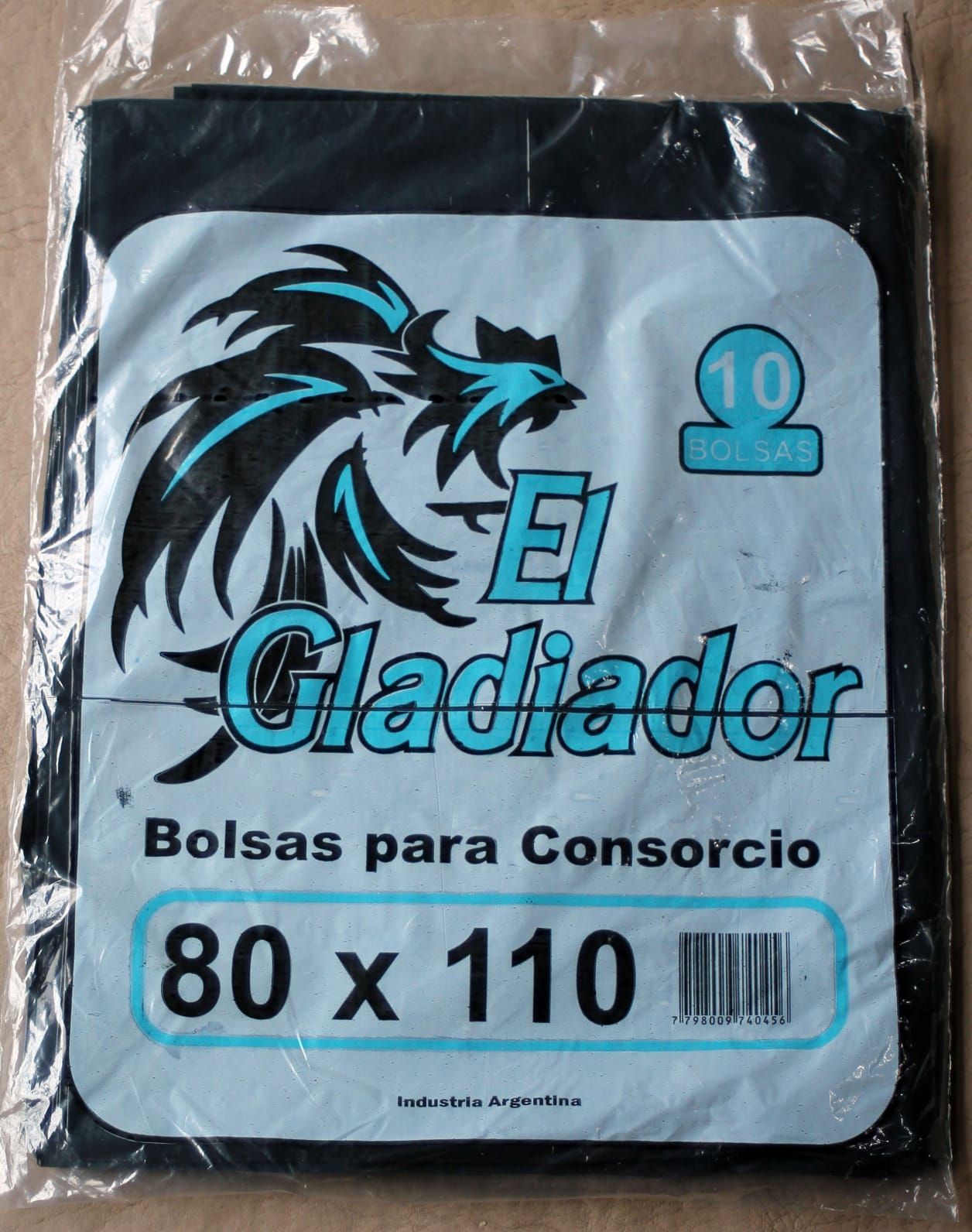 Paquete de bolsa de basura plástica negra con logo azul y negro 