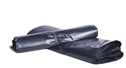 Dos bolsas de basura negras enrolladas, una encima de la otra, sobre un fondo blanco.