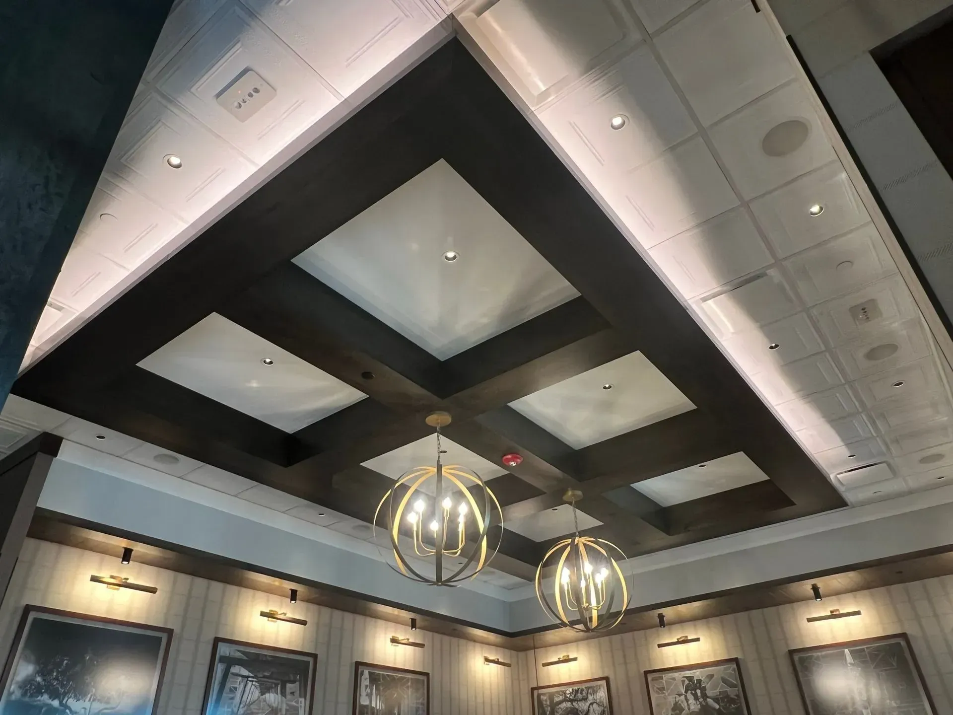 A room with a ceiling that has a lot of squares on it