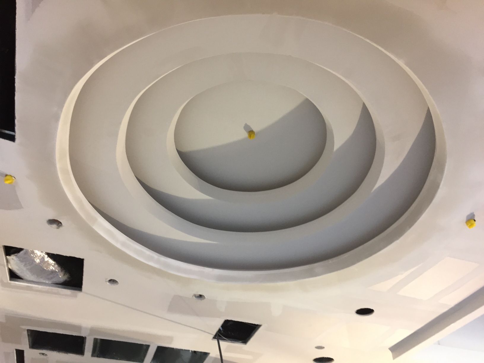 A ceiling with a circle in the middle of it