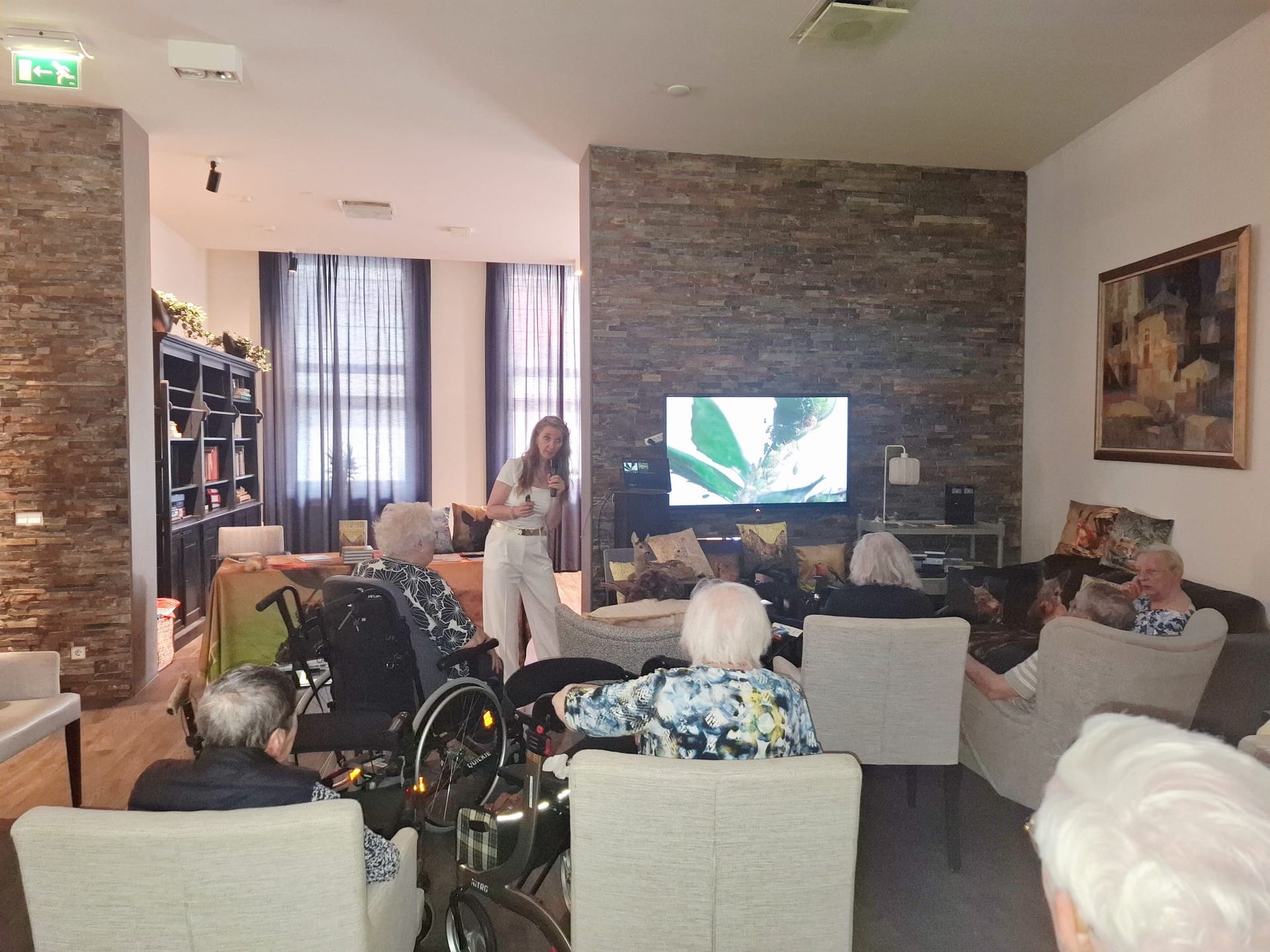 Een groep mensen kijkt naar een presentatie