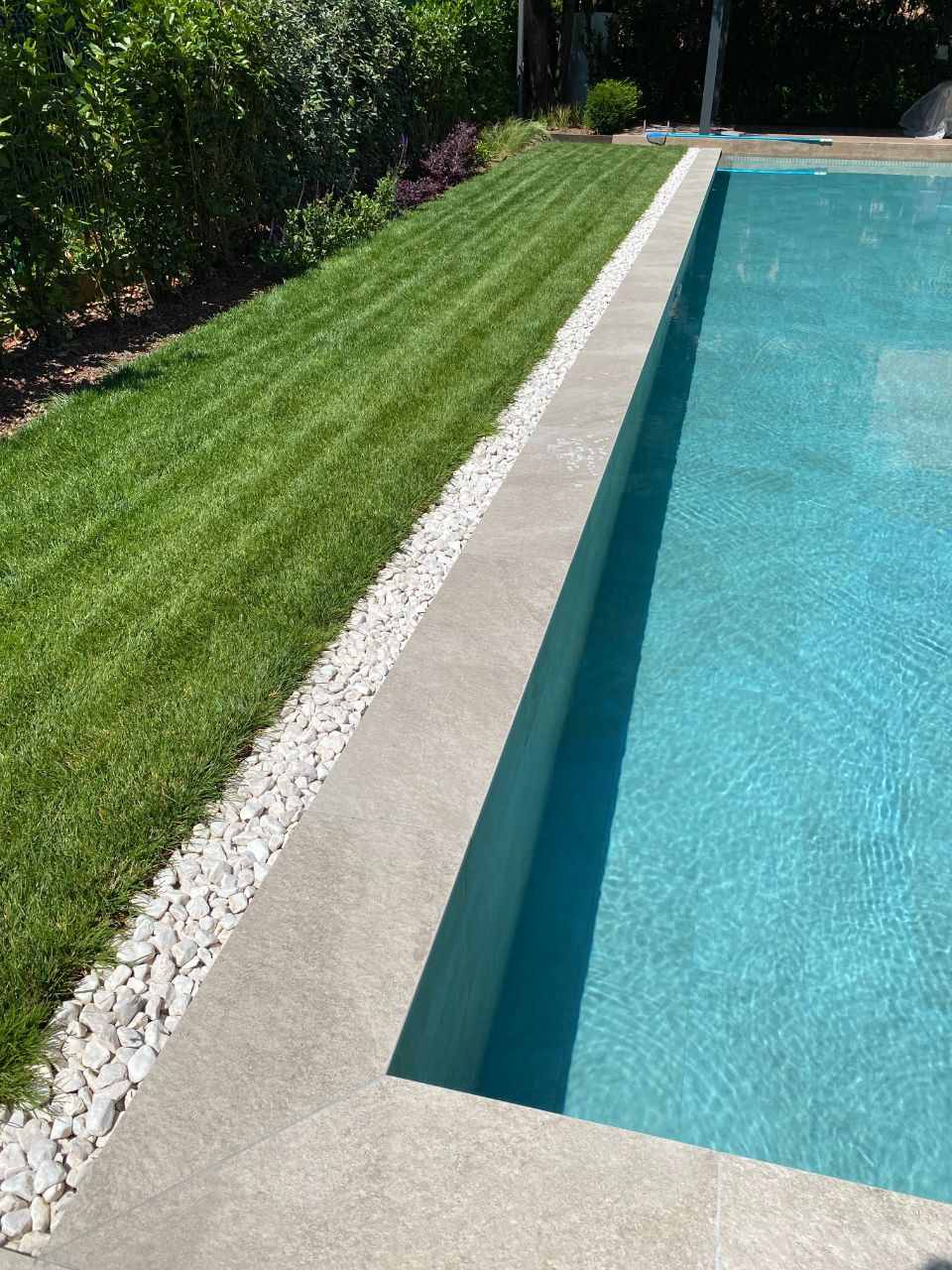 giardino con piscina