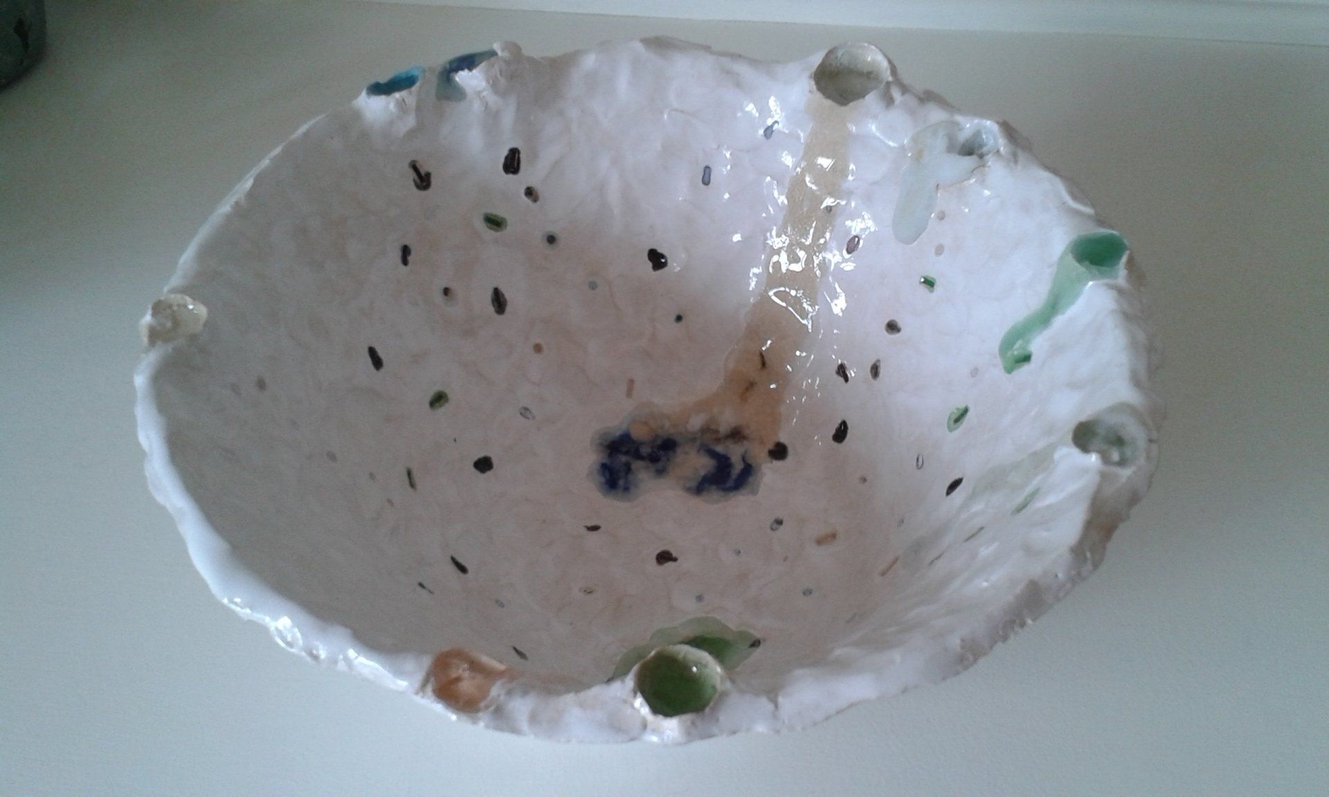 wiite schaal met glas, keramiek, Elisabeth Baron