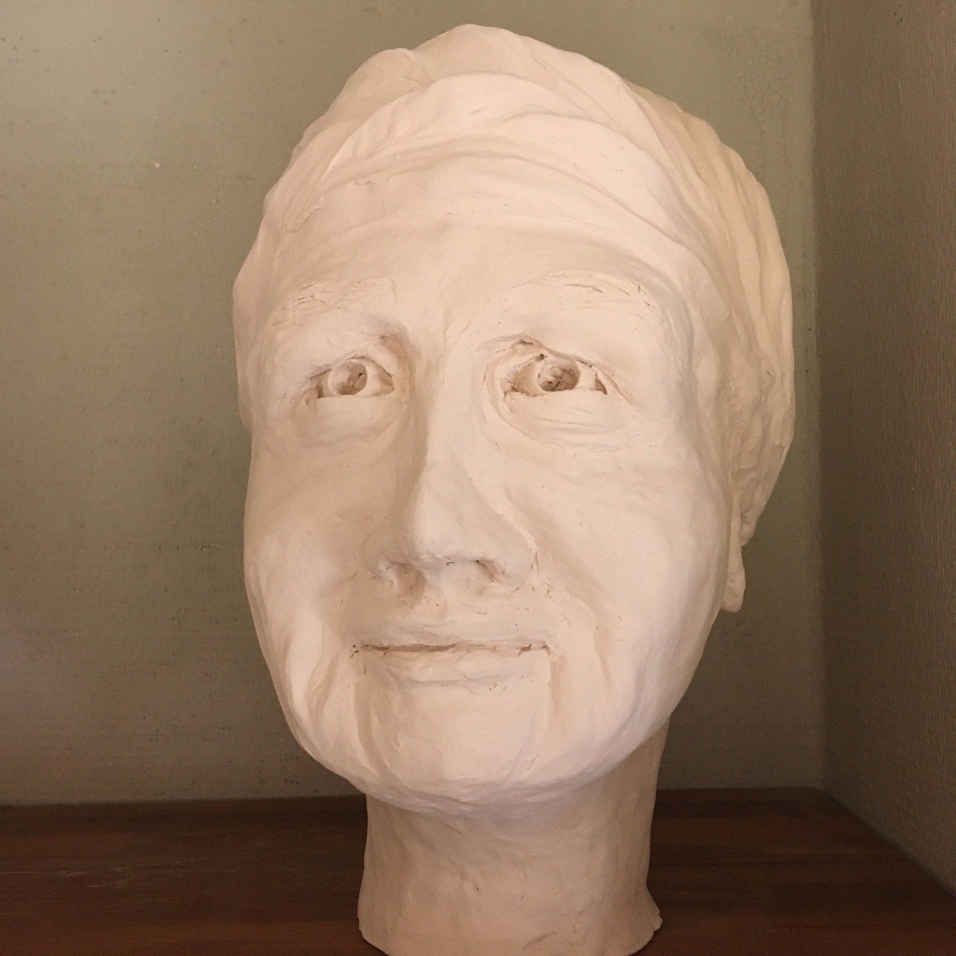 Sarah, hoofd in keramiek van een krachtige vrouw, door Elisabeth Baron