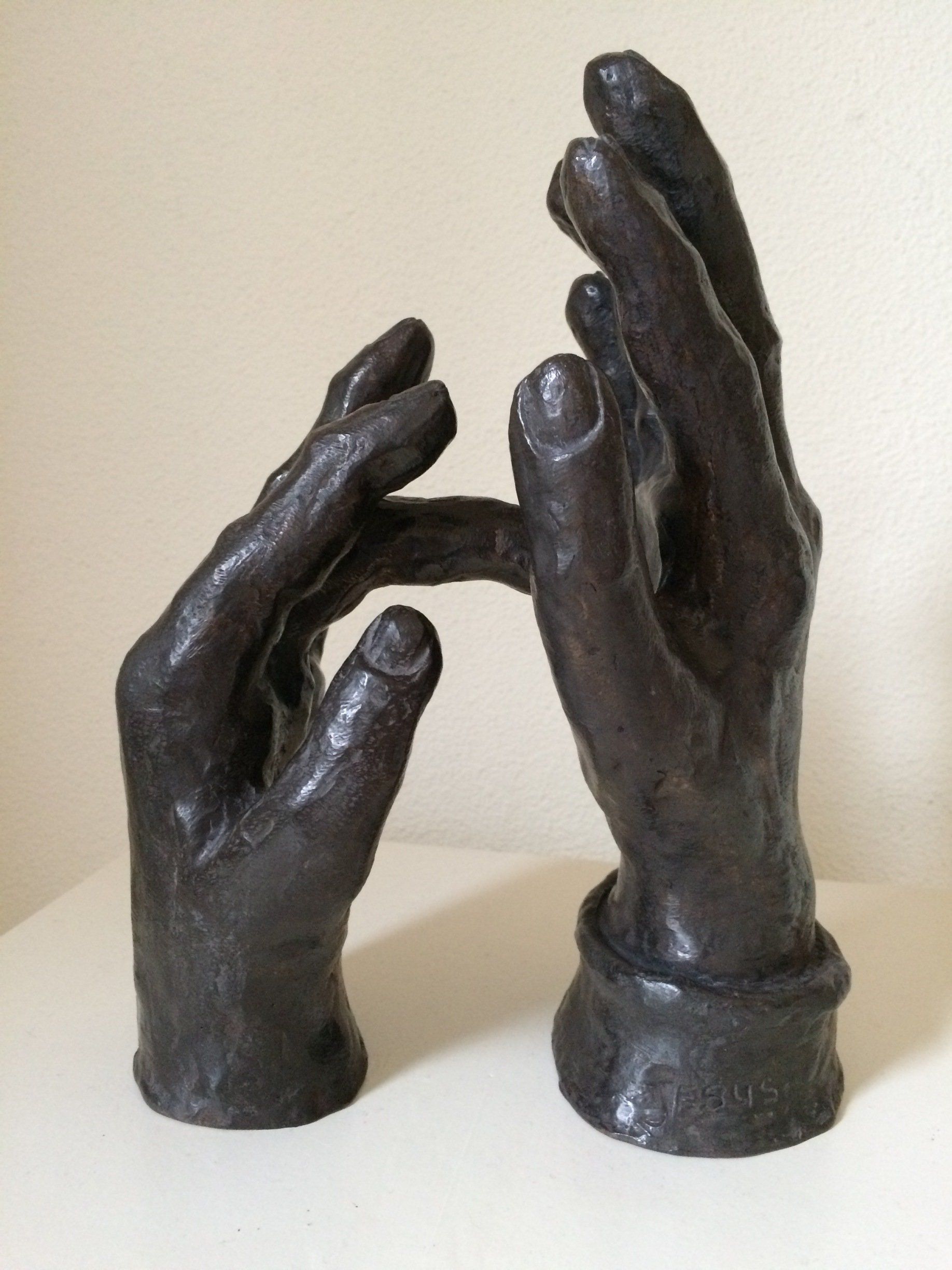 bronzen beeld gebarentaal Jesus door Elisabeth Baron, EB-Artwork.nl, bronze hands signlanguage Jesus