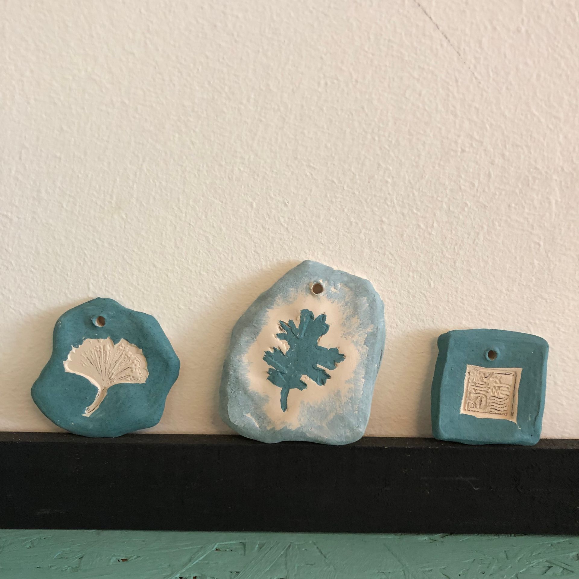 kleine hangemaakte keramiek hanger, Elisabeth Baron