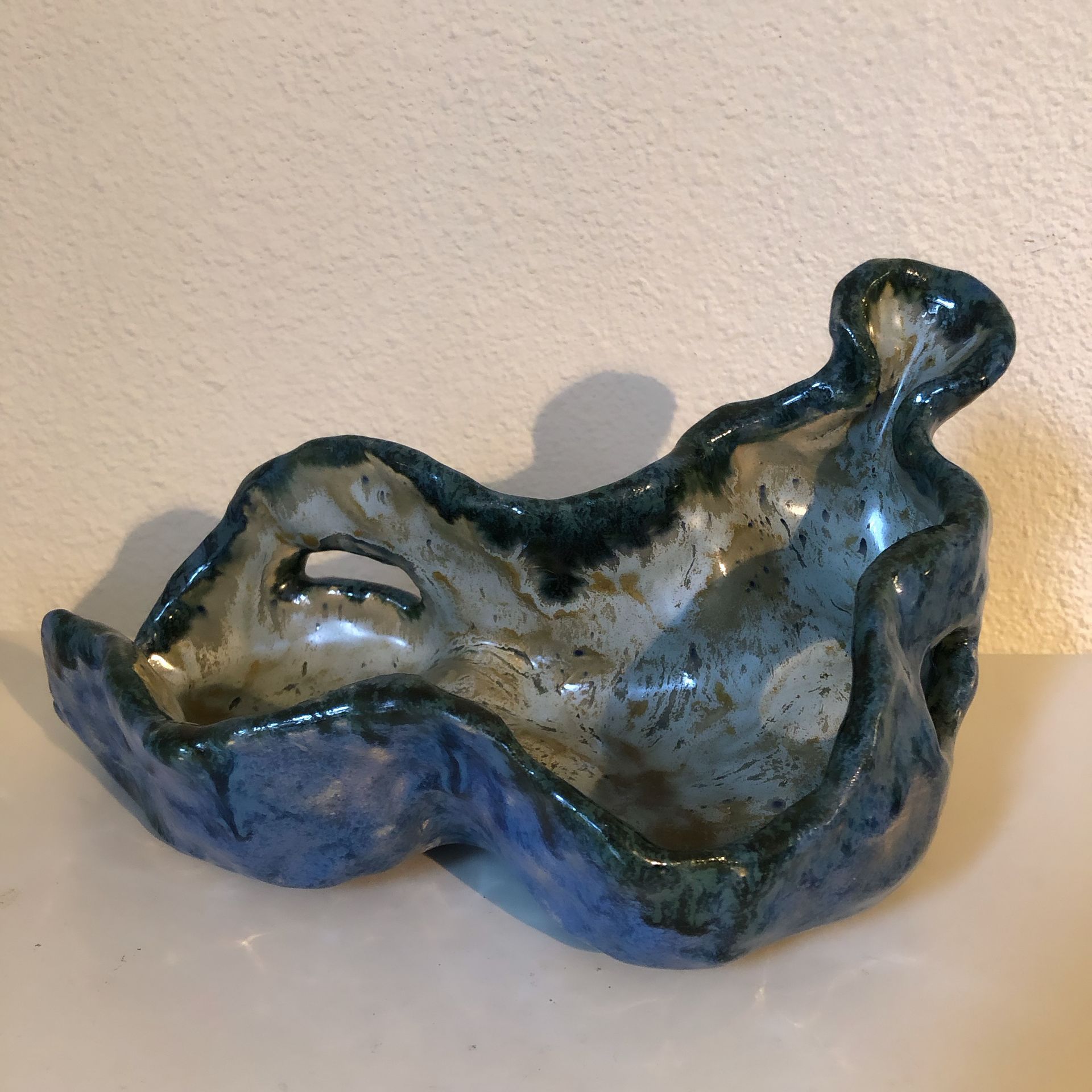 liggende figuur - schaal van keramiek, Elisabeth Baron