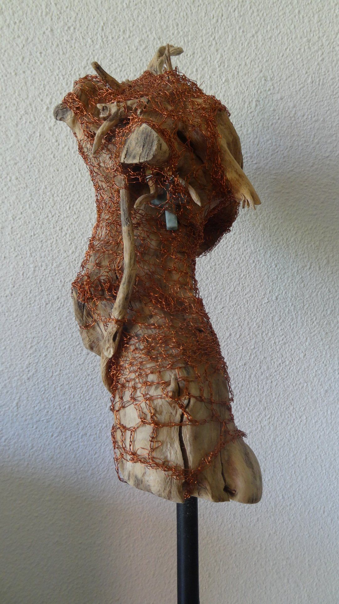 masker van de ziel, hout met koperdraad, Elisabeth Baron