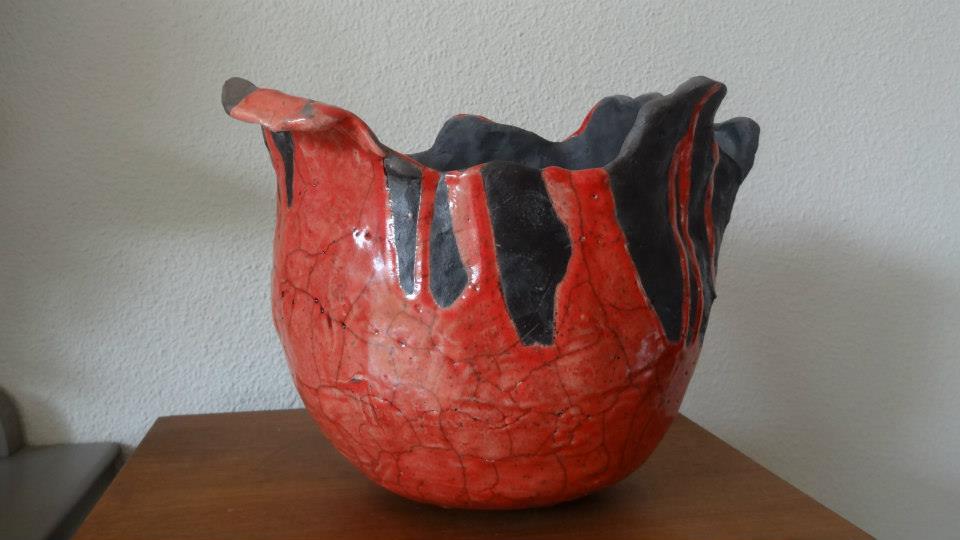 rode schaal raku gestookt, keramiek, Elisabeth Baron