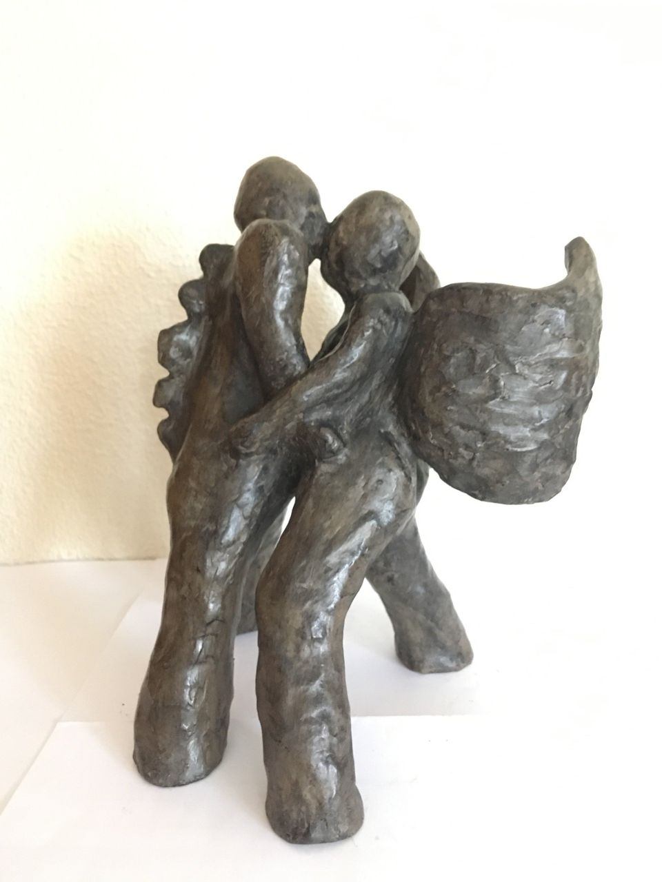 bronzen beeld Struggle, verbeelding van een gevecht tussen goed en kwaad, hoop en verdriet, jezelf en de omstandigheden. door kunstenaar Elisabeth Baron 