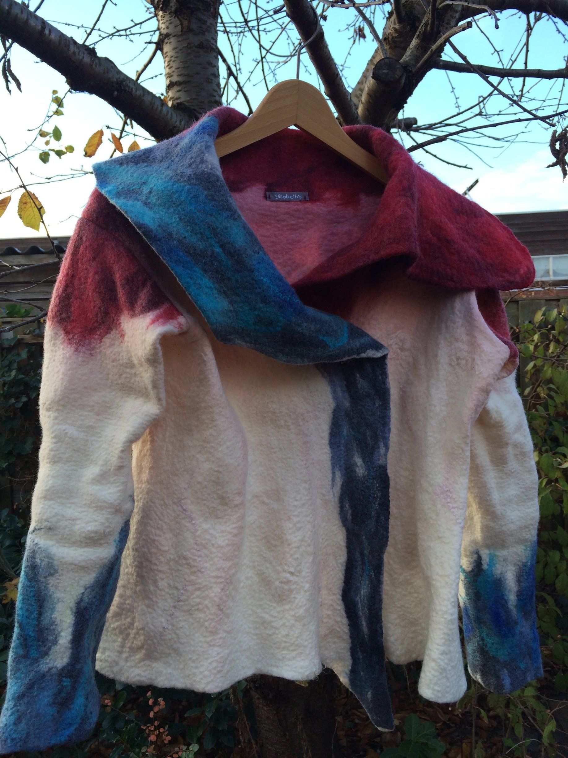 gevilte wollen jas in wit, rood en blauw, Elisabeth Baron