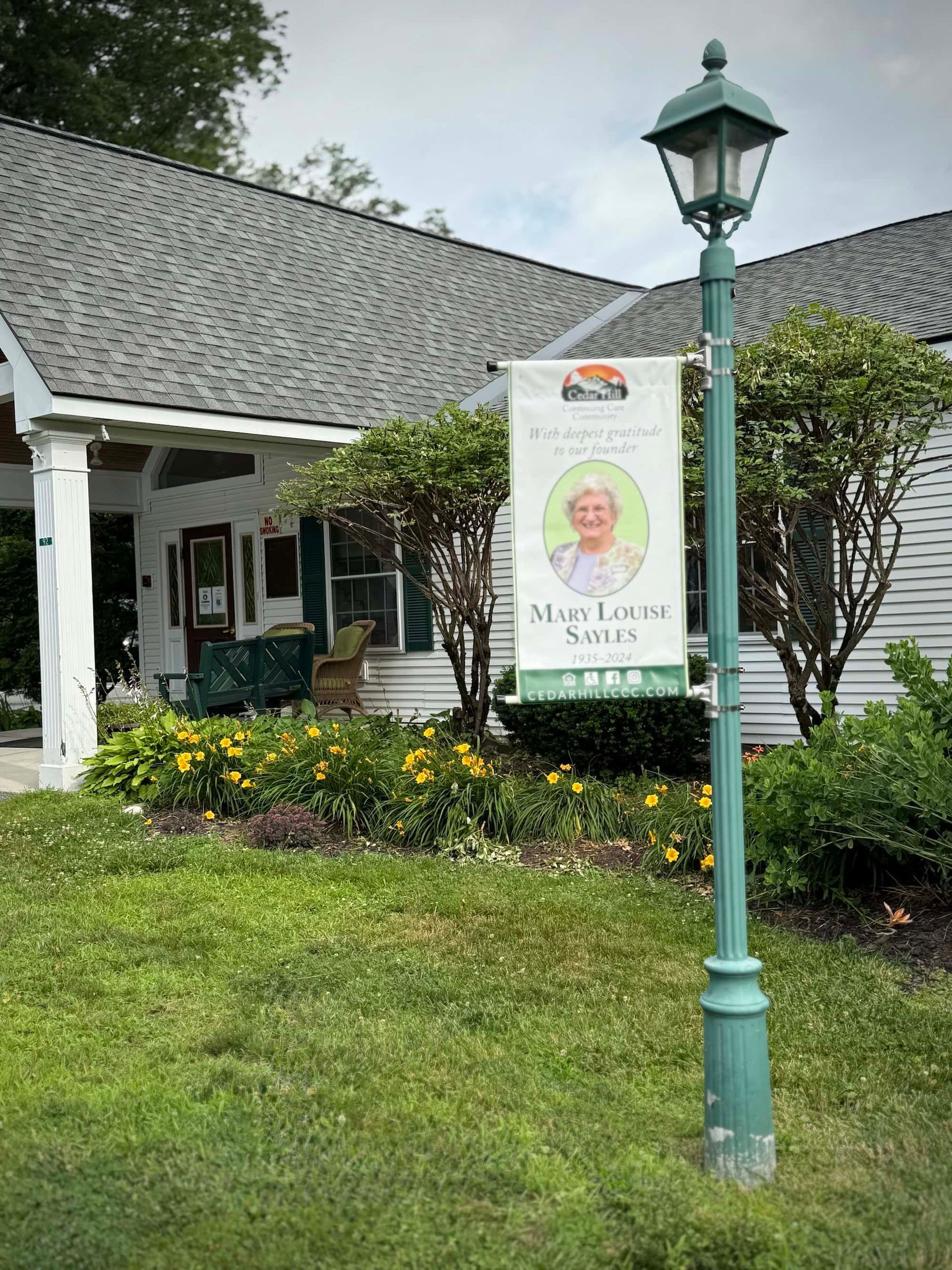 Banner on green lamppost: 