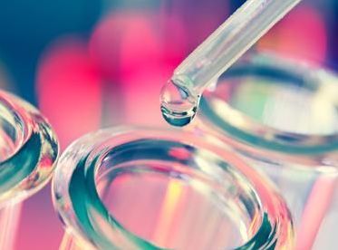 Una goccia di liquido viene versata in una provetta.