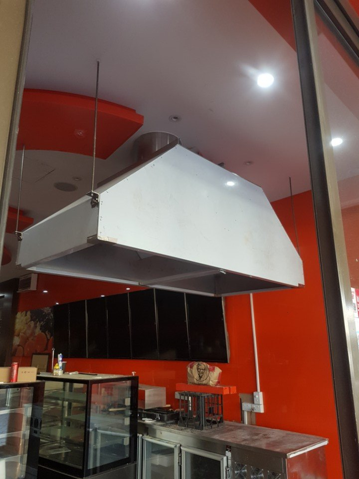 Custom container box fabricated from sheet metal