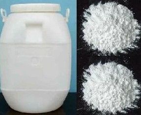 Un barril de plástico blanco al lado de un montón de polvo blanco.