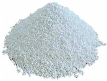 Un montón de polvo blanco sobre un fondo blanco.