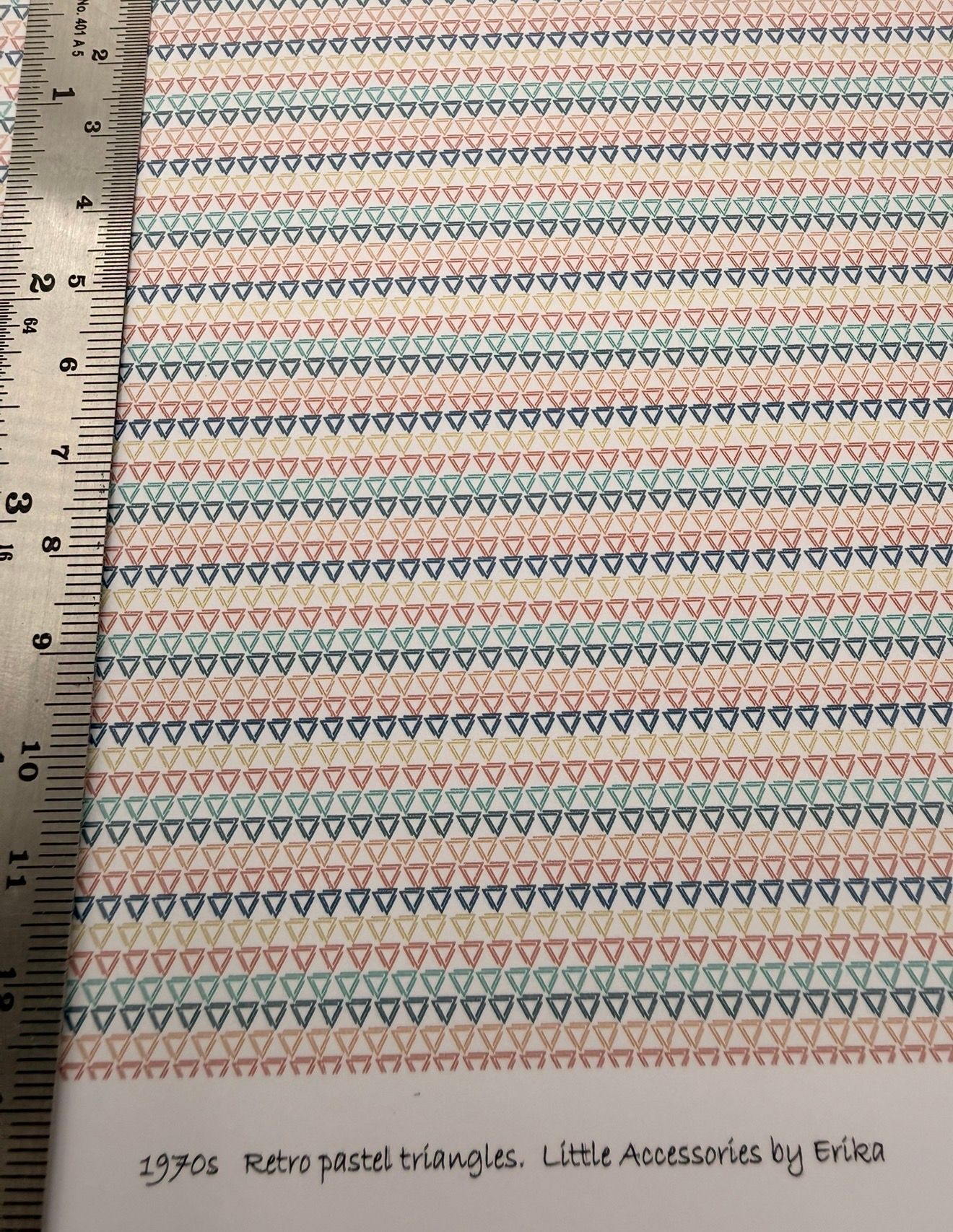 WALLPAPER RETRO PASTEL TRIANGLES 1/48 SCALE