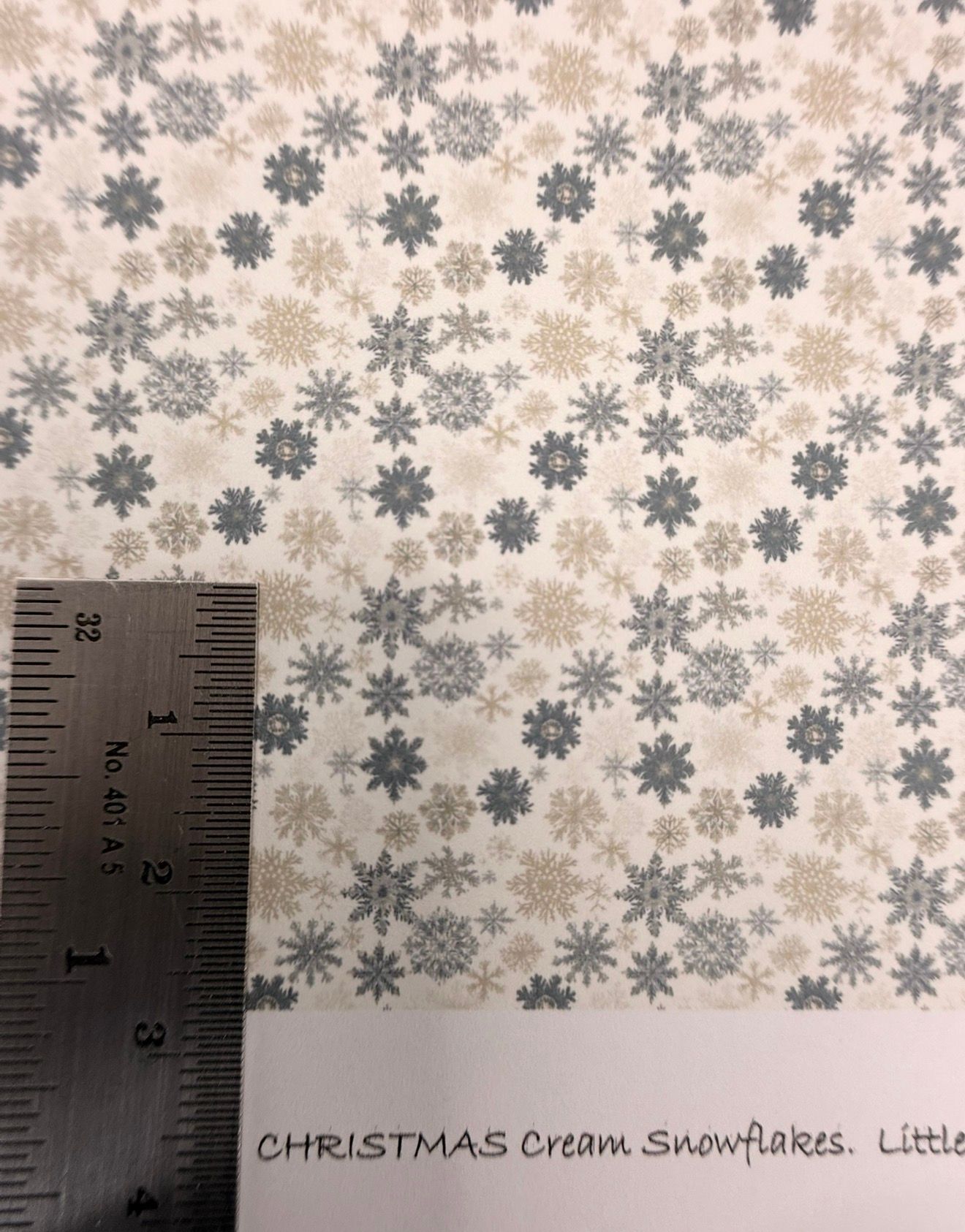Wallpaper/fabric. Christmas cream snowflakes. - 1/48 scale