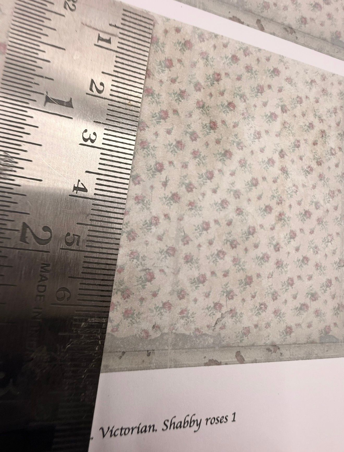 Wallpaper/fabric.Victorian shabby roses 1 - 1/48 scale