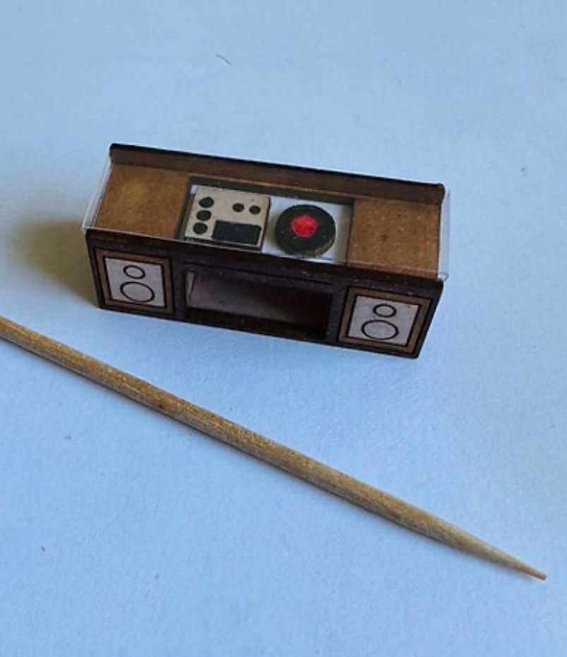 1970S CABINET RECORD PLAYER 1/48 scale