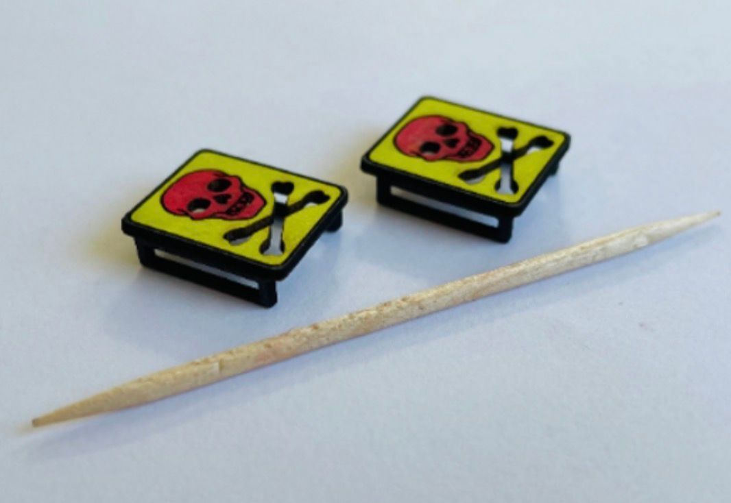 PIRATE skull & cross bones wall sconces 1/48 scale