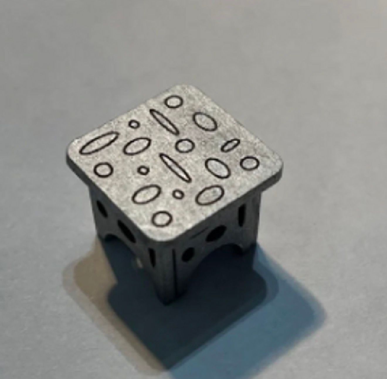 FINAL FRONTIER TABLE & TWO  STOOLS 1/48 scale KIT