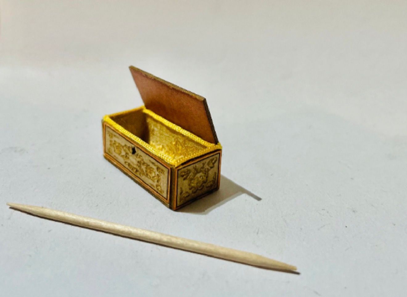 DECORATIVE TRAVEL TRUNK 1/48 scale KIT