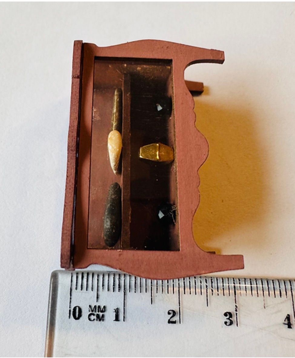 MUSEUM /COLLECTORS CABINET MEDIUM WITH SHELF 1/48 scale KIT