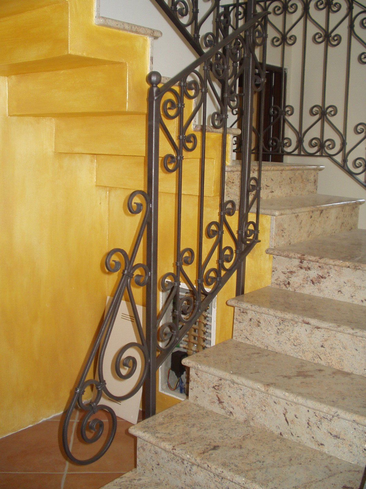 ringhiera con decorazioni in ferro battuto