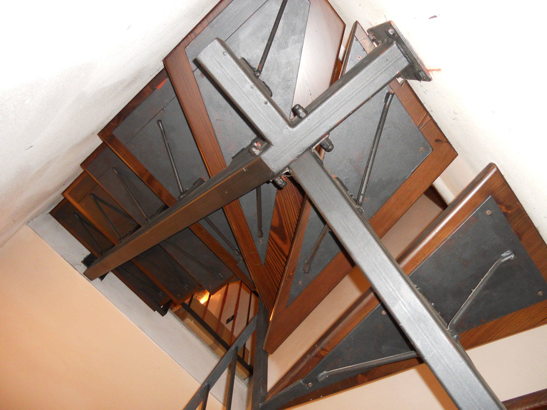 struttura scala in acciaio e legno