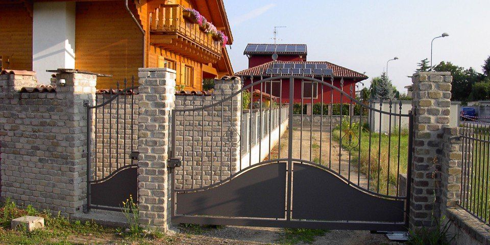 cancello con pannelli in ferro battuto