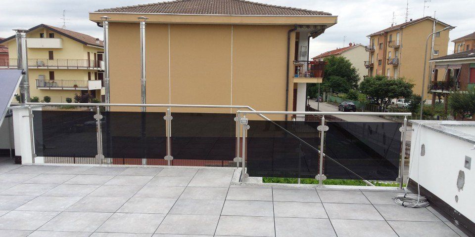 ringhiera in ferro e vetro