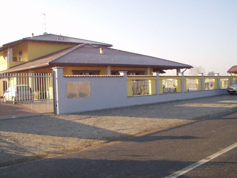 casa con cancello e recinzione
