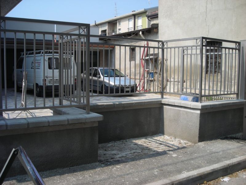 parcheggio privato con recinzione