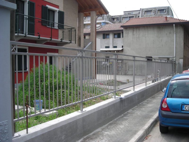 palazzo con recinzione in acciaio