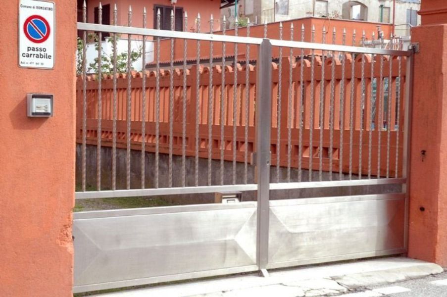 doppio cancello in ferro per auto