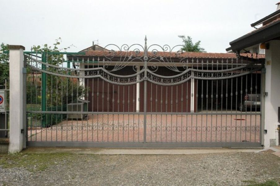 doppio cancello in ferro