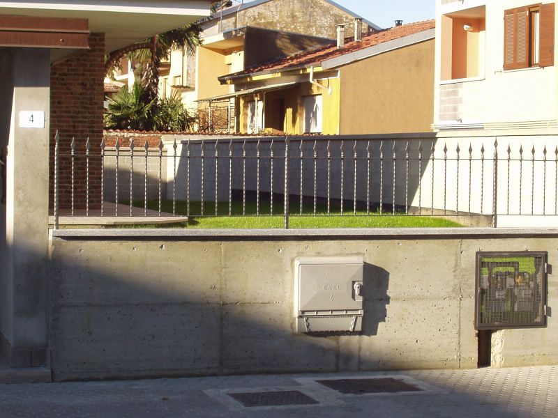 casa con giardino e recinzione
