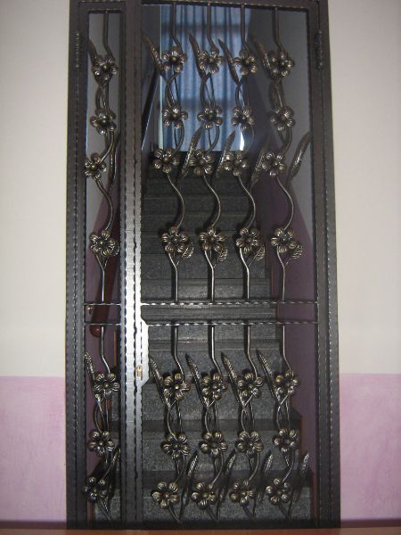 porta delle scale con inferriata