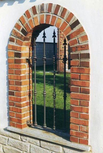 recinzione con arco in mattoni