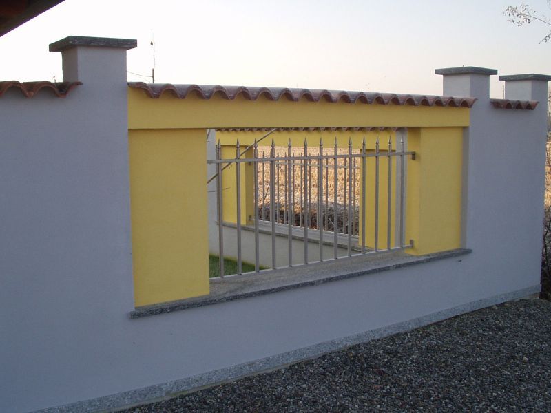 piccola recinzione murata