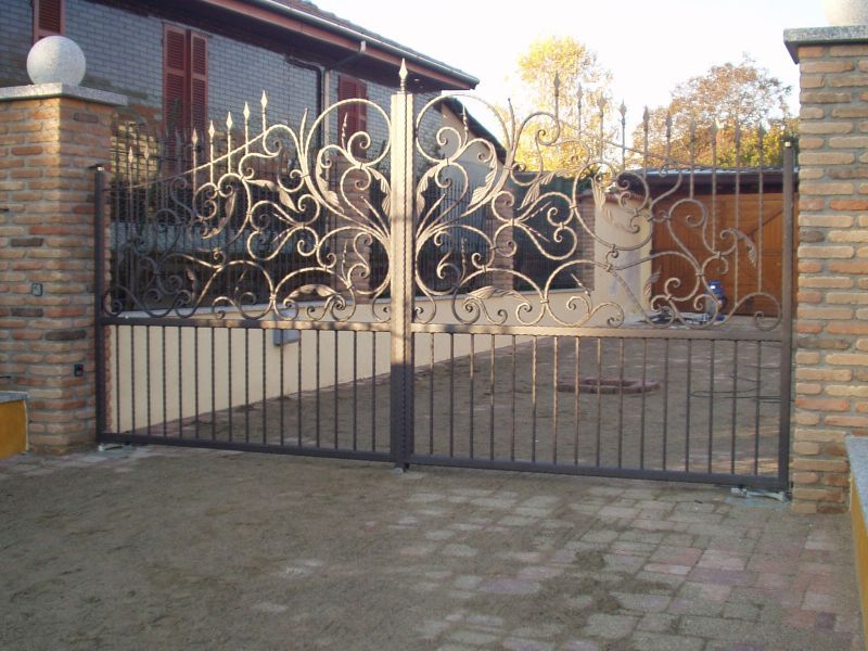 cancello di ingresso in acciaio con decorazioni
