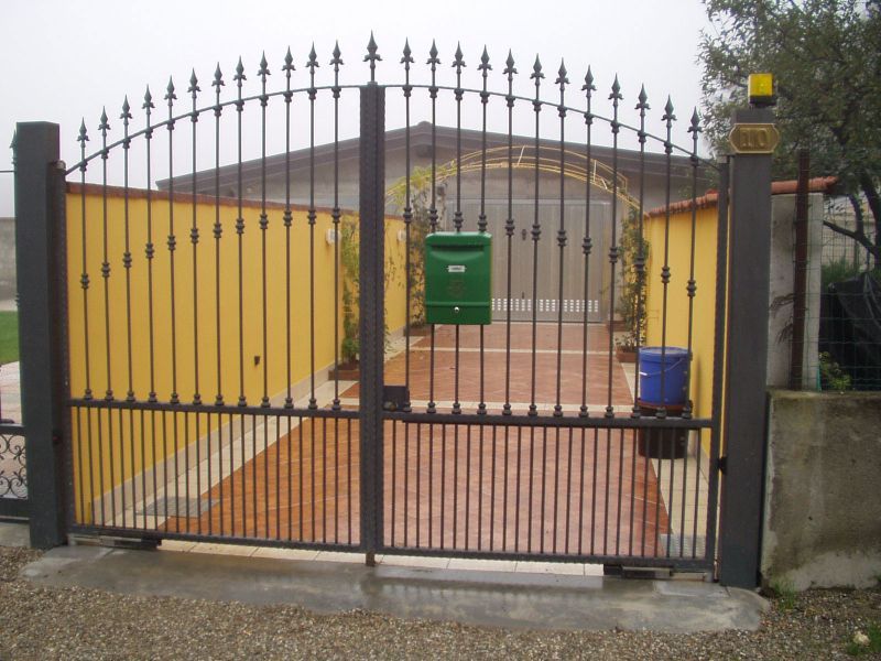 cancello di ingresso in acciaio con punte