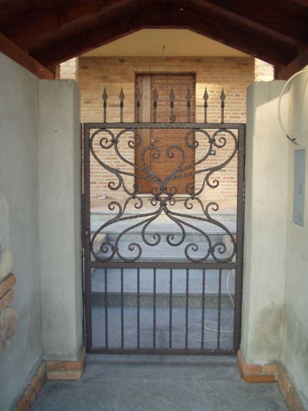 cancello pedonale con copertura