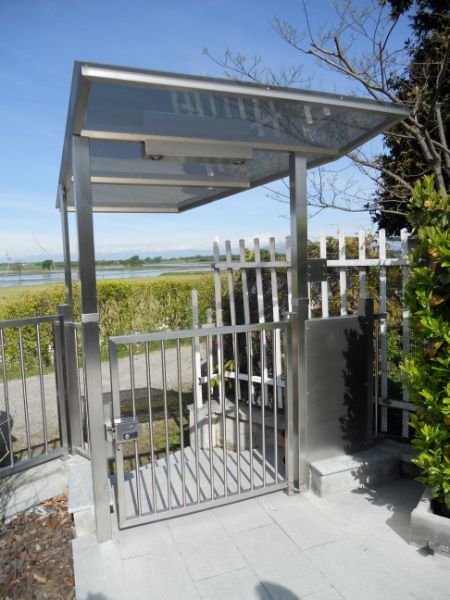 cancello pedonale con copertura in vetro