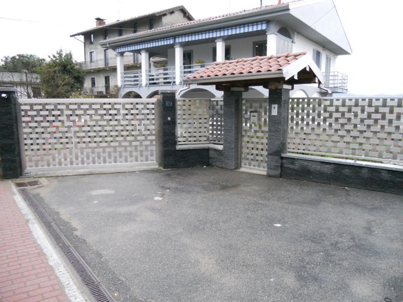 villa con cancello e recinzione angolare