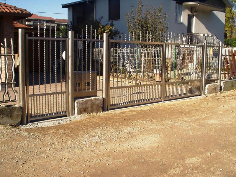 recinzione con cancello in acciaio per auto e pedoni