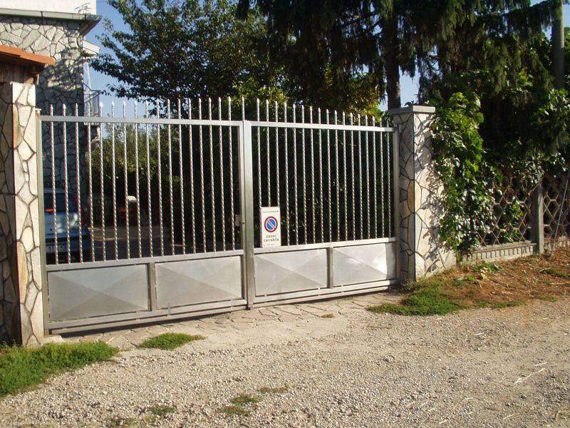 cancello di ingresso automatizzato in acciaio