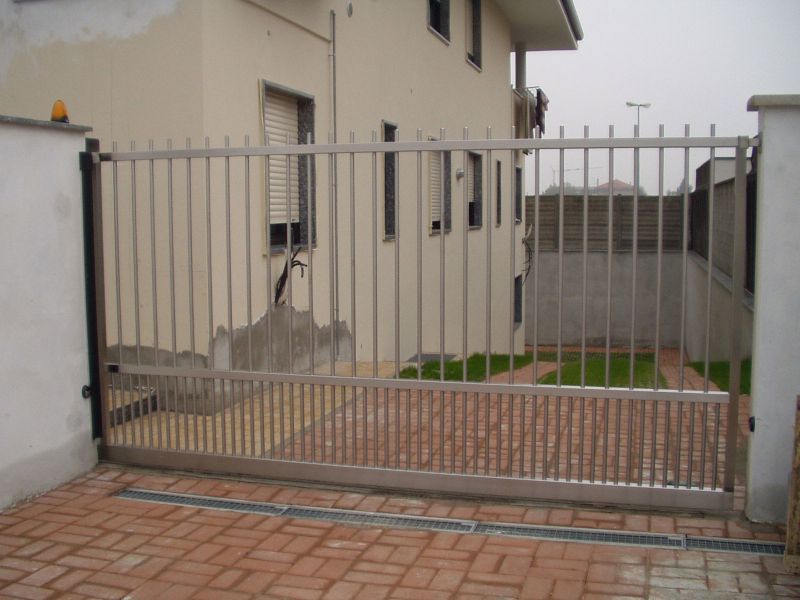 cancello di ingresso scorrevole in acciaio