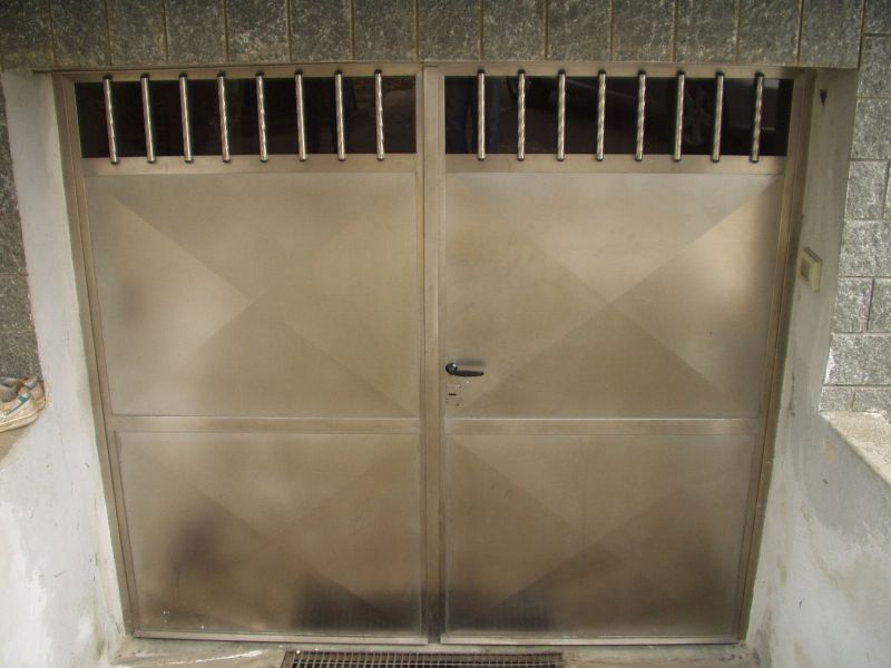 cancello con pannelli in acciaio